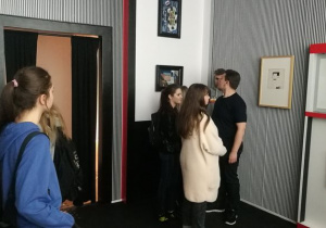 Uczniowie oglądają wystawę
